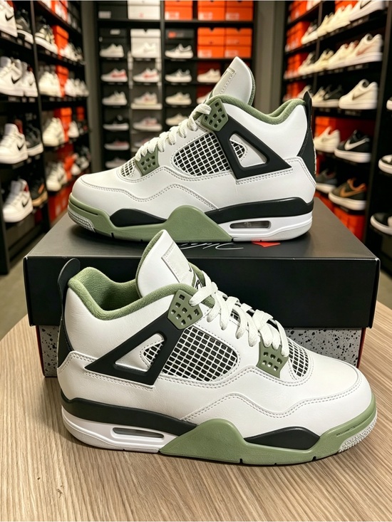 ? New - Air Jordan 4 Retro “Seafoam”